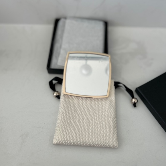 Giorgio Armani mirror with pouch - Picture 1 of 4